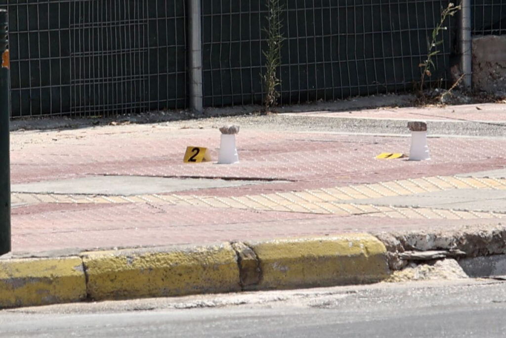Κολωνός: Βίντεο – Η στιγμή που ο αστυνομικός πυροβολεί τον δράστη ληστείας σε πολυσύχναστο σημείο