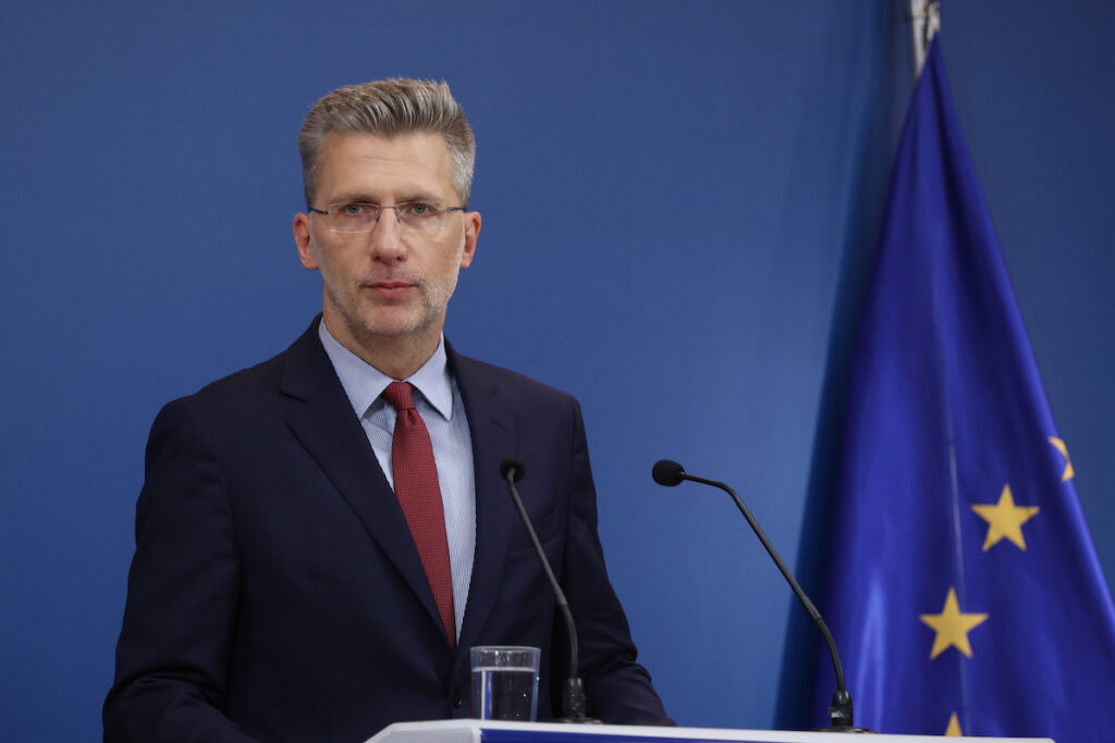 Στα όρια της γελοιοποίησης οι οικονομικές θεωρίες της ΝΔ