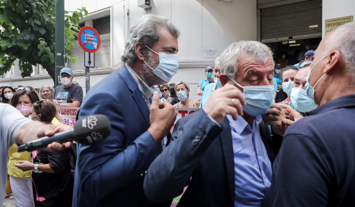 Κόντρα Πολάκη – Γιαννάκου έξω από το υπουργείο μπροστά στους διαδηλωτές