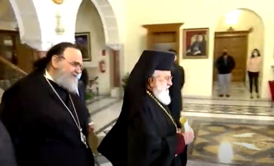 Χαμός με τον Μητροπολίτη Κύκκου, φώναζε «σκασμός» σε δημοσιογράφο