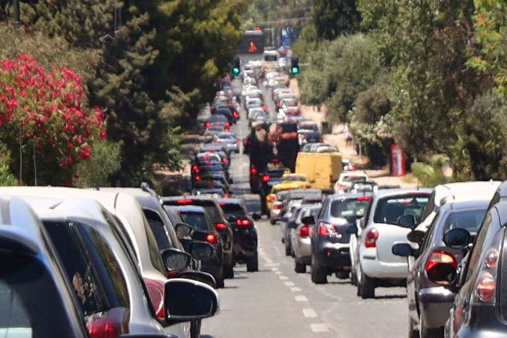 Κίνηση στους δρόμους: «Στο κόκκινο» ο Κηφισός, καθυστερήσεις στην Αττική οδό – Πού αλλού υπάρχουν προβλήματα (χάρτης)