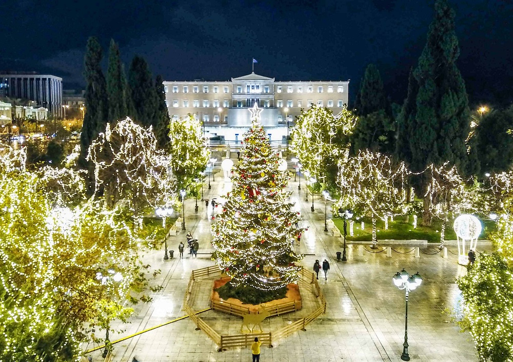 Δέκα εκπληκτικές εικόνες από το χριστουγεννιάτικο δέντρο στο Σύνταγμα