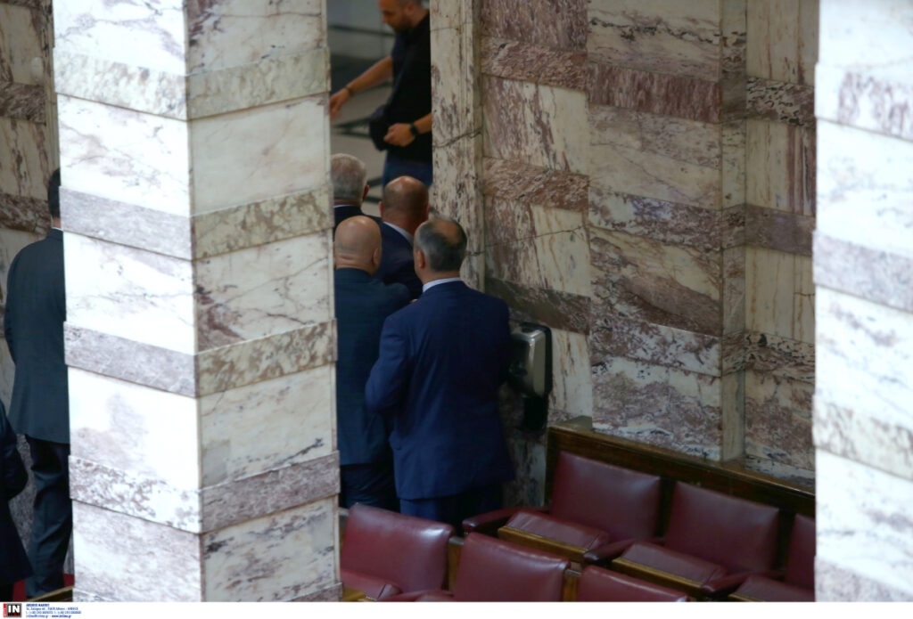 «Θα σε βάλω φυλακή, πα..@@..στα» – Πώς ξεκίνησε το άγριο ξύλο στη Βουλή μεταξύ των δύο βουλευτών
