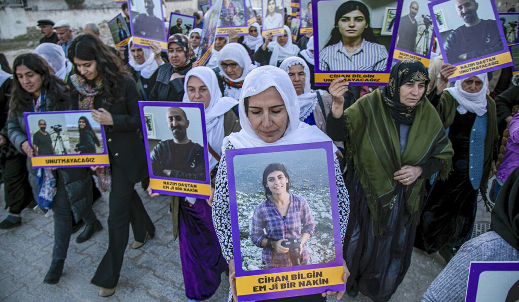 Τουρκία: Συνελήφθησαν δημοσιογράφοι επειδή διαδήλωναν για δύο συναδέλφους τους που σκοτώθηκαν στη Συρία