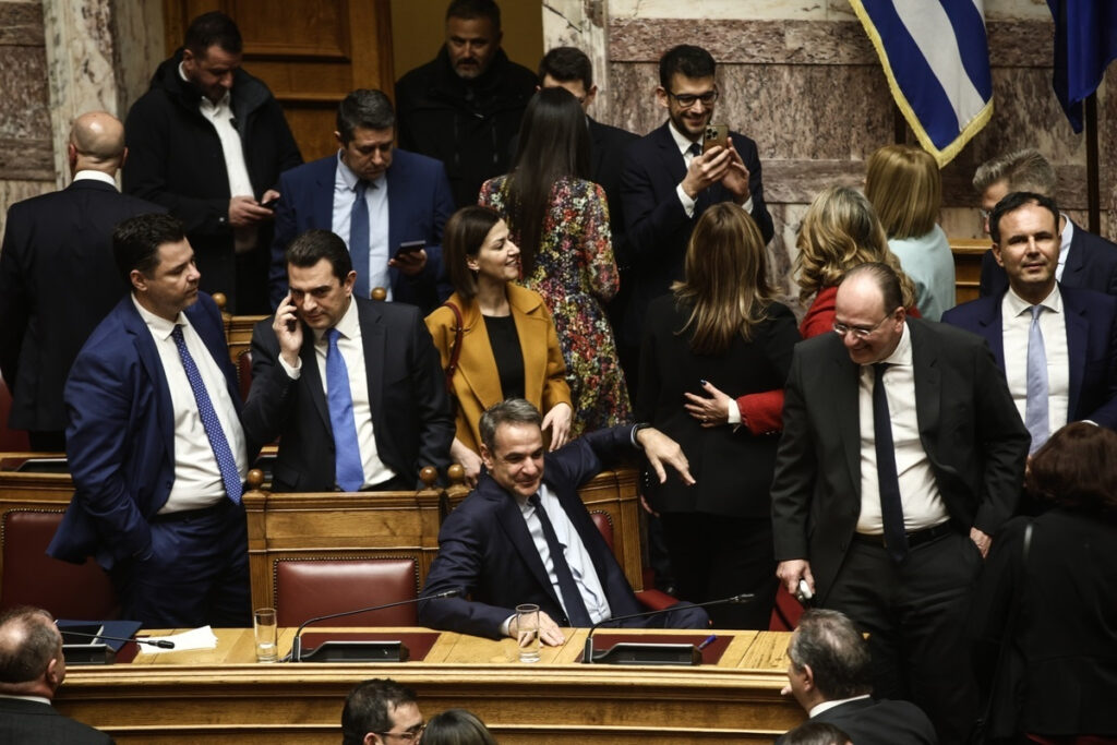 Μεγάλο ρήγμα στη ΝΔ: 51 βουλευτές δεν ψήφισαν το ν/σ για τα ομόφυλα ζευγάρια – Πέρασε με 176 ψήφους