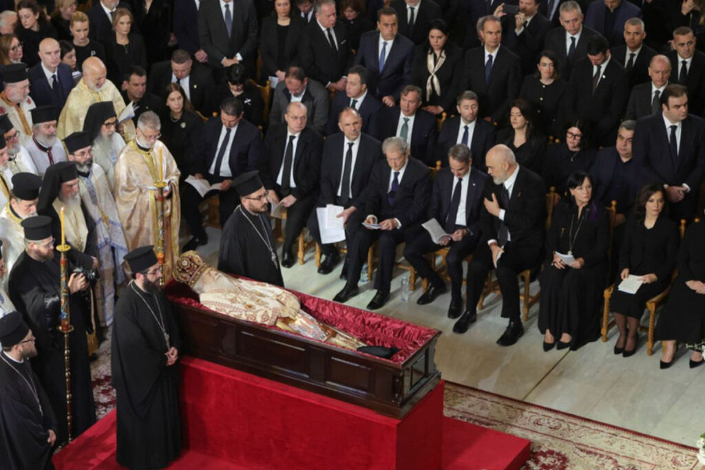 Συγκίνηση στο «ύστατο χαίρε» στον Αρχιεπίσκοπο Αναστάσιο: Οι επικήδειοι Μητσοτάκη, Ράμα