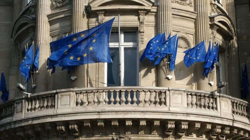 Τσεχία: Δεκάδες χιλιάδες διαδηλωτές διαμαρτυρήθηκαν στην Πράγα κατά της κυβέρνησης, της ΕΕ και του ΝΑΤΟ