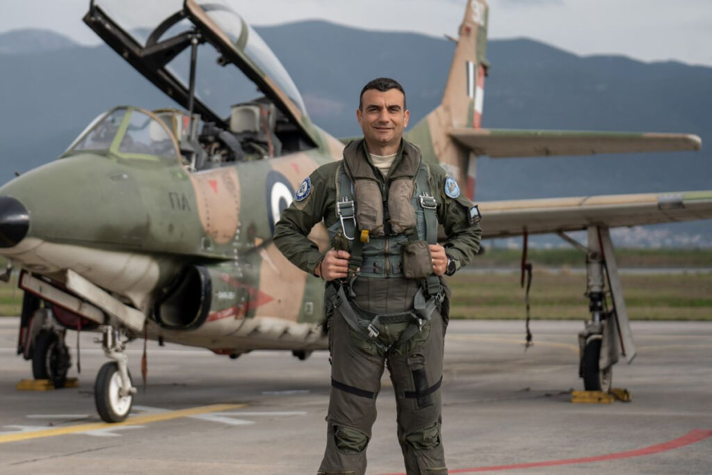 Καλαμάτα: «Ήταν το αποχαιρετιστήριό του», συγκλονίζει η μητέρα του πιλότου – Έπεσε κομμάτι από το αεροπλάνο