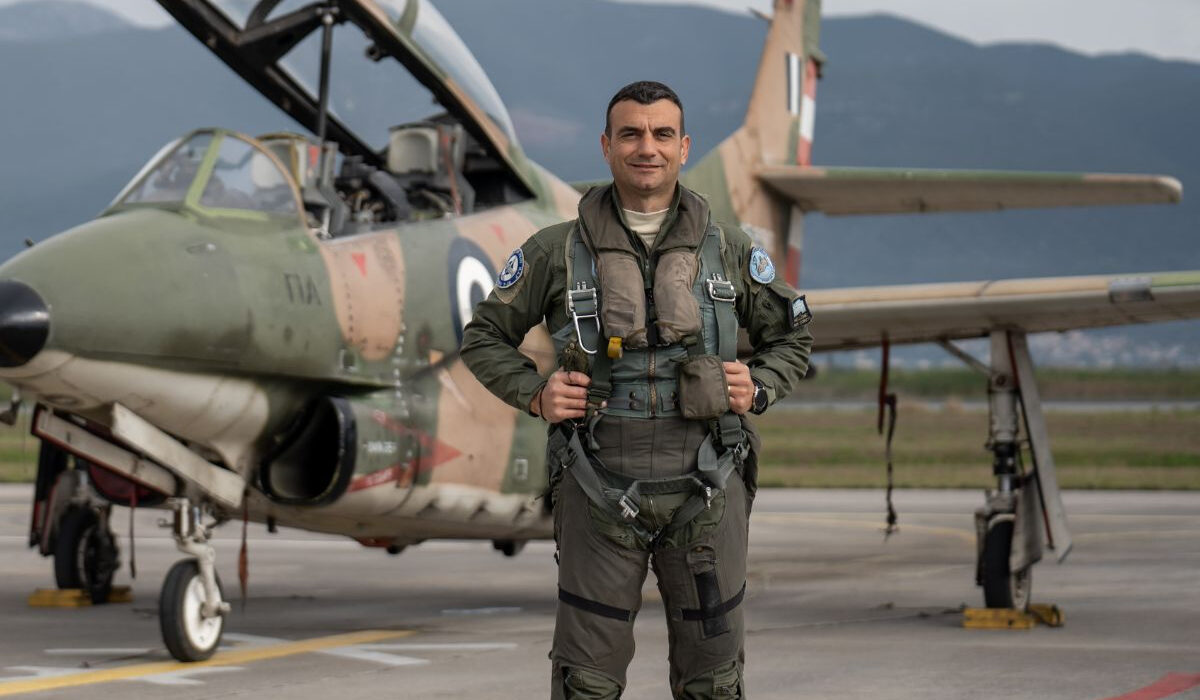 Καλαμάτα: «Ήταν το αποχαιρετιστήριό του», συγκλονίζει η μητέρα του πιλότου – Έπεσε κομμάτι από το αεροπλάνο