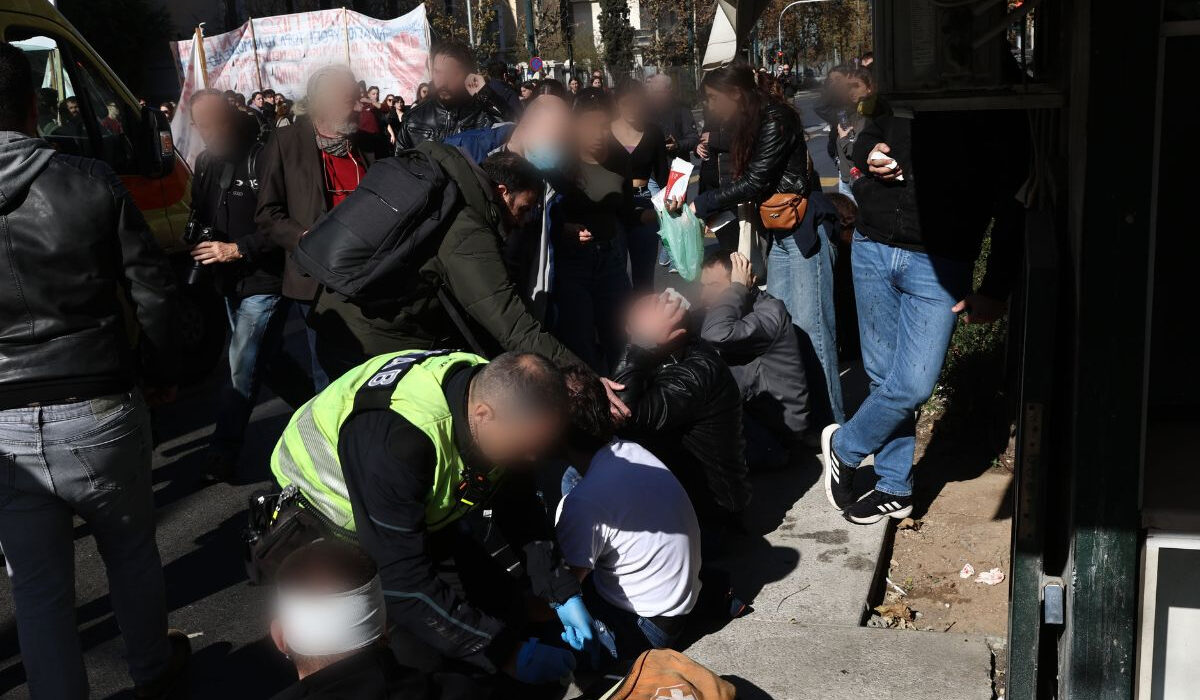 Επεισόδια και ξύλο μεταξύ φοιτητών στα Προπύλαια για το ποιος θα βρίσκεται στην κεφαλή της πορείας