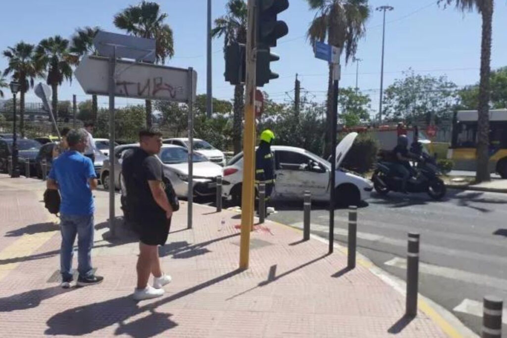 Δύο σοβαρά τροχαία και χάος στην παραλιακή: ΙΧ παρέσυρε γυναίκα – Τούμπαραν δύο αμάξια
