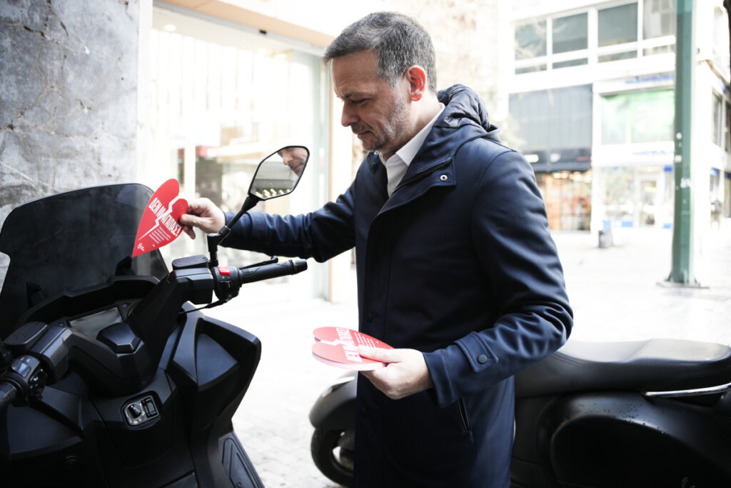 «Δεν μ’ αγαπάς» – Τα «ραβασάκια» του Χάρη Δούκα σε παράνομα παρκαρισμένα οχήματα για τον Άγιο Βαλεντίνο
