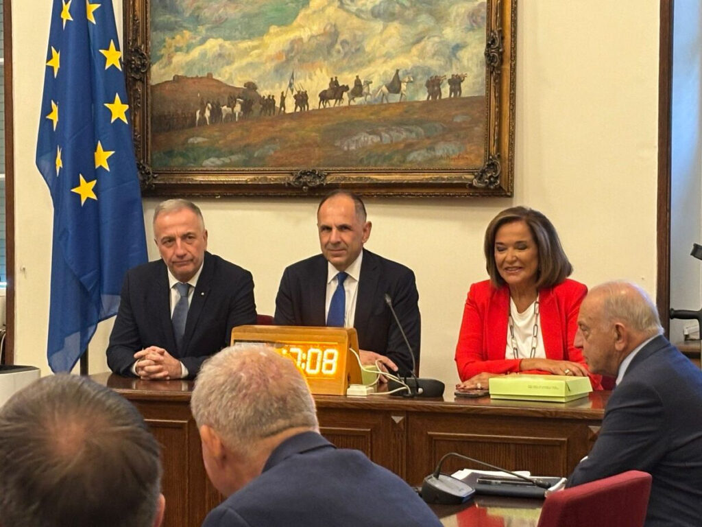 Ο Γεραπετρίτης στη Βουλή για τα ελληνοτουρκικά – «Μασάζ» στους γαλάζιους βουλευτές
