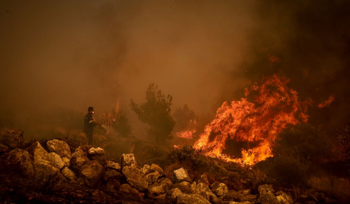 Φωτιά τώρα στη Σαμοθράκη – Χωρίς ρεύμα το νησί