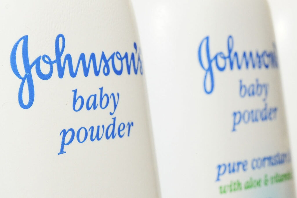 Βαριά «καμπάνα» 260 εκατ. δολαρίων στην Johnson & Johnson για το ταλκ που προκάλεσε καρκίνο