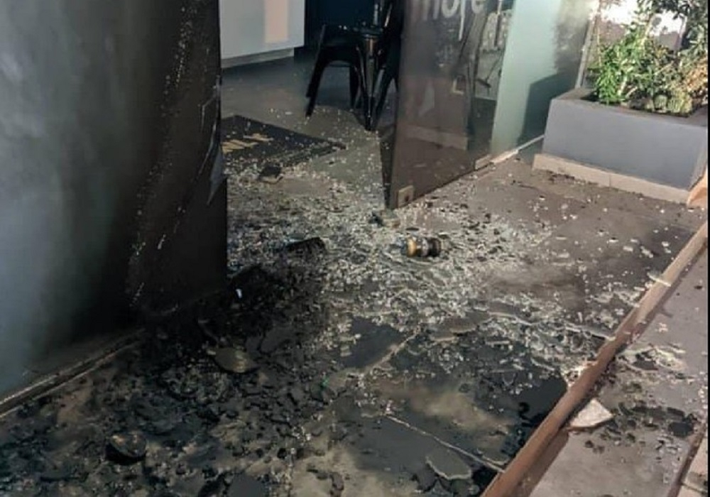Γιώτα Παναγιωτοπούλου: Η ανάρτηση της συζύγου του Νίκου Χαρδαλιά για τις εμπρηστικές επιθέσεις στις επιχειρήσεις της