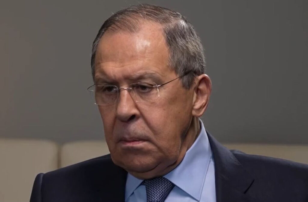Λαβρόφ στο BBC: Αν θέλετε να γονατίσετε τη Ρωσία, κάντε το