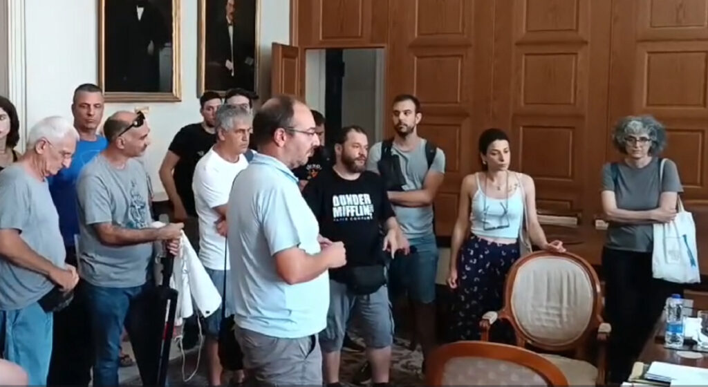 ΕΚΠΑ: «Έξω από το γραφείο μου ρε» – Ένταση μεταξύ της αντιπρύτανη και εργαζόμενων (βίντεο)