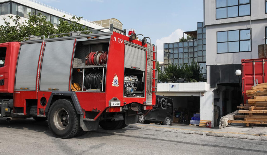 Έκρηξη και φωτιά σε συνεργείο σκαφών στον Άλιμο – Τρεις εργαζόμενοι υπέστησαν εγκαύματα