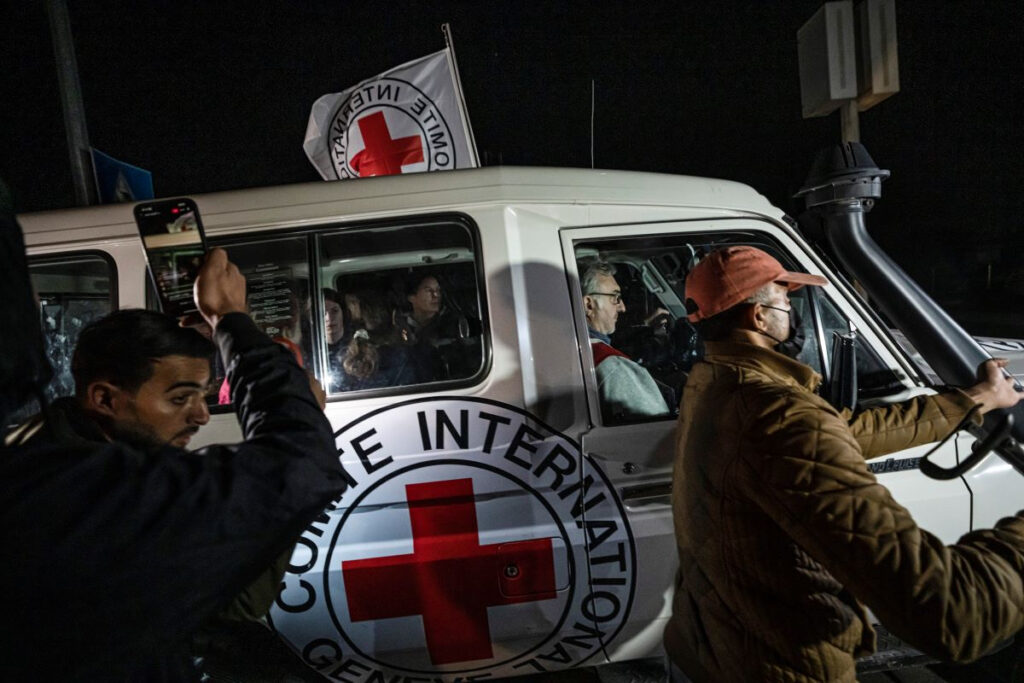 Πυρετός νέων διαβουλεύσεων για τους ομήρους – Οι αρχηγοί Μοσάντ και CIA στο Κατάρ