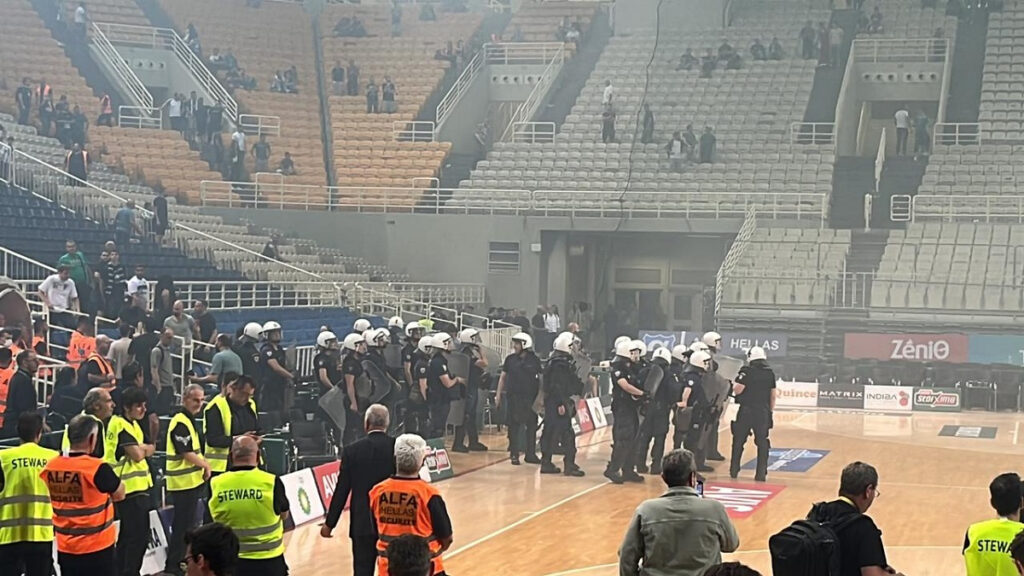 Οριστική διακοπή στο Ολυμπιακός – Παναθηναϊκός στο μπάσκετ: Τα ΜΑΤ στο γήπεδο (φωτογραφίες – βίντεο)