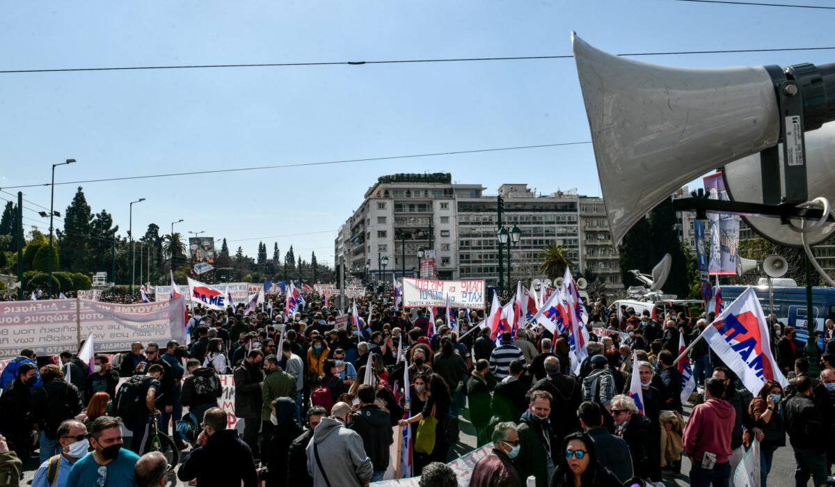 Συγκέντρωση στο Σύνταγμα: Χιλιάδες εργαζόμενοι διαδήλωσαν κατά της ακρίβειας