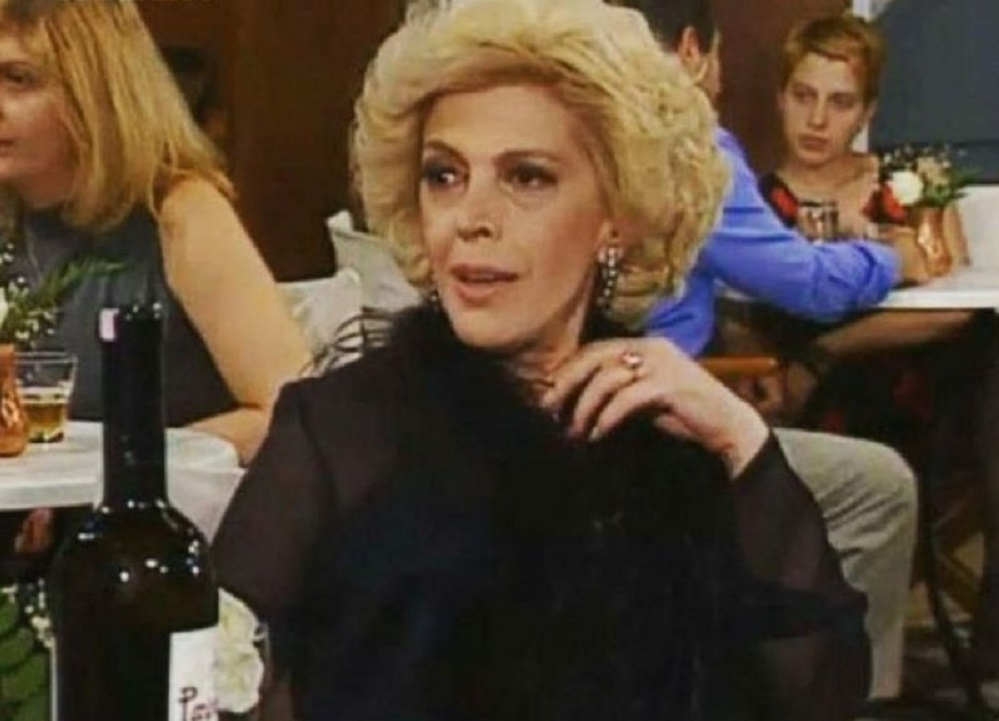 Ντίνα Κώνστα – Δύο ξένοι: Οι «χρυσές» ατάκες της Ντένης Μαρκορά που έγραψαν ιστορία (βίντεο)