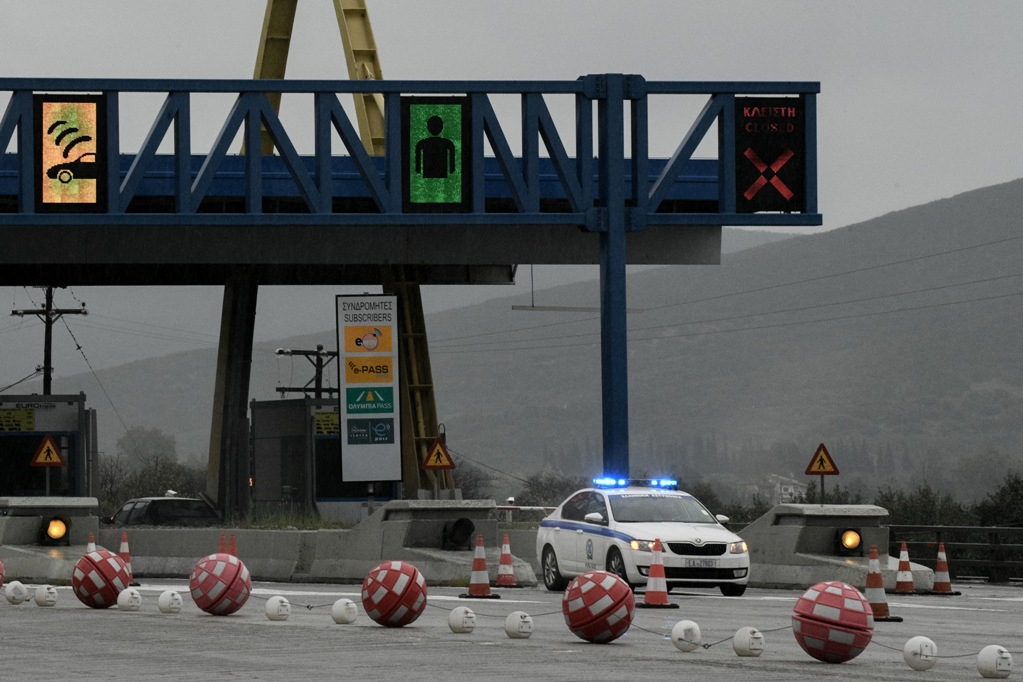 Μπλόκα ΕΛ.ΑΣ.: Bαν του ΕΟΔΥ παραβίασε τα μέτρα κυκλοφορίας, γλύτωσε το πρόστιμο