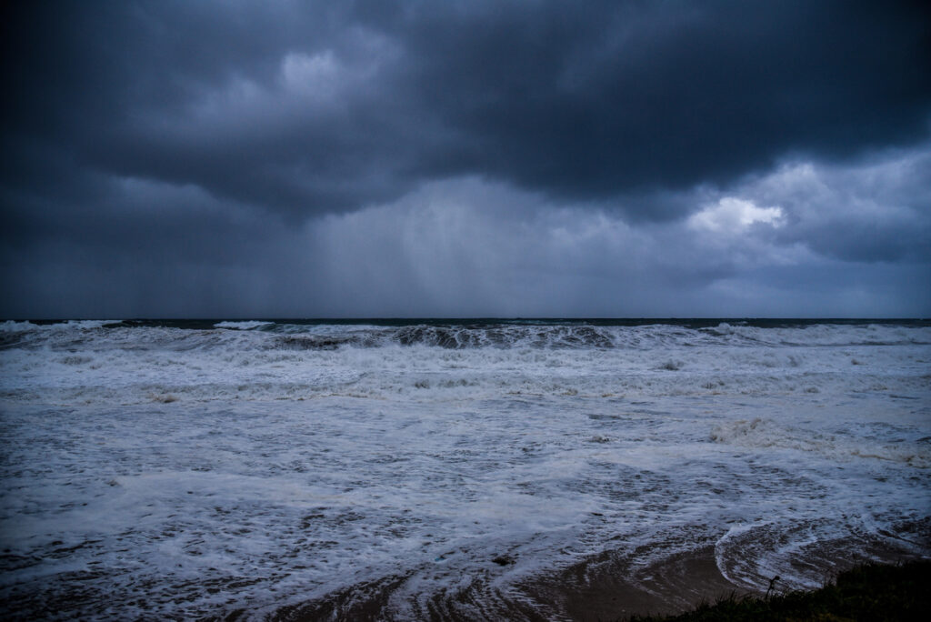 Meteo: Τοπικές βροχές και καταιγίδες την Τρίτη 16/1 – Σχετικά υψηλές θερμοκρασίες