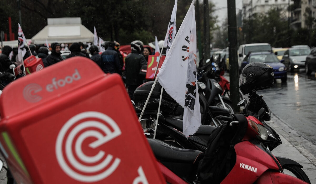 E-food: Απολύσεις ή… freelancing ντελίβερι το τελεσίγραφο στους διανομείς