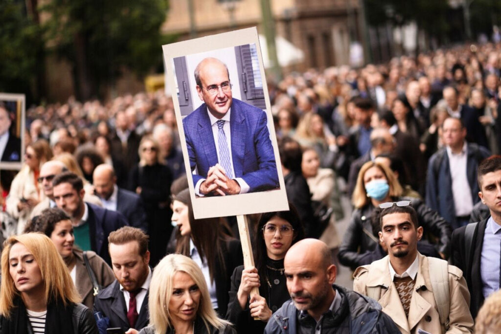 «Ξηλώνουν» τα τεκμήρια – Το «κίνημα της γραβάτας» πνίγει την κυβέρνηση