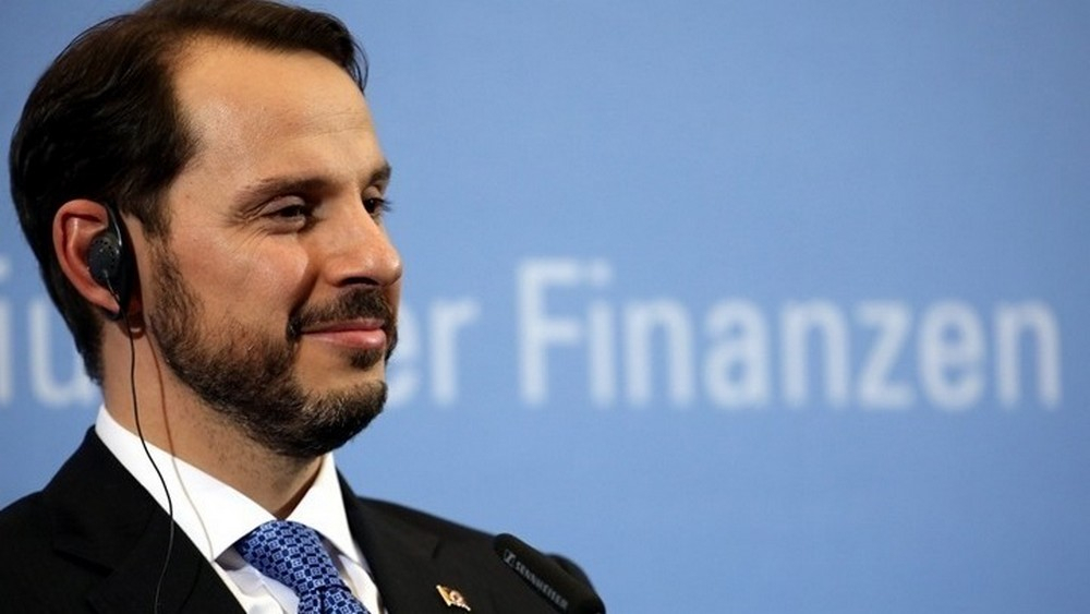 Θρίλερ στην Τουρκία με την παραίτηση του υπουργού Οικονομικών και γαμπρού του Ερντογάν