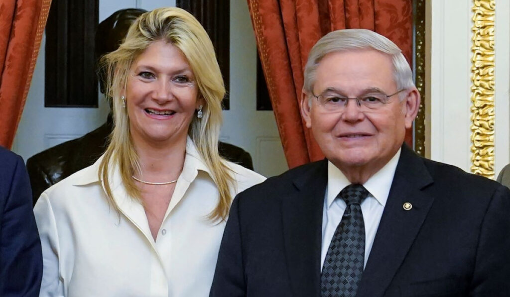Παραπέμπονται σε δίκη ο Μπομπ Μενέντεζ και η σύζυγός του για διαφθορά – Έρευνα FBI για δωροδοκία με ράβδους χρυσού