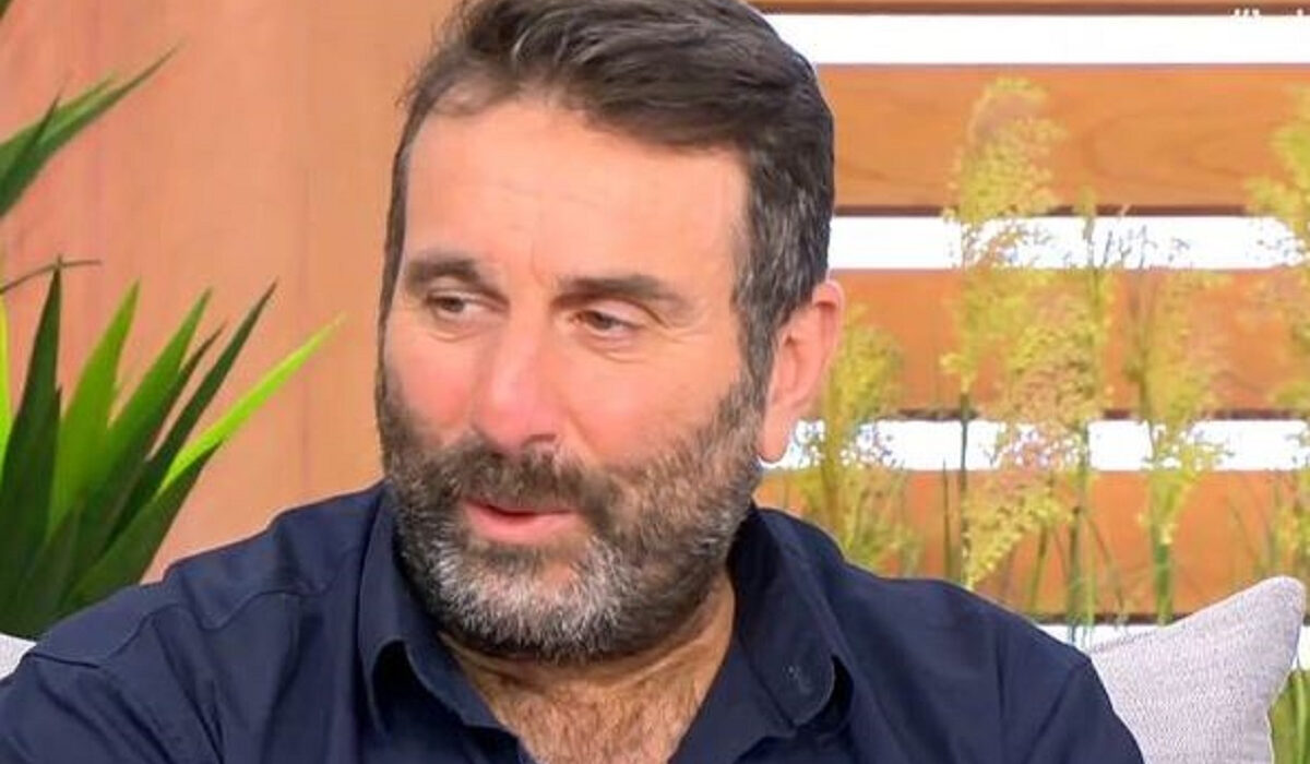 Ηλίας Βαλάσης για το Προξενιό της Ιουλίας: «Ο άνδρας δυστυχώς ακόμη και σήμερα το σηκώνει το χεράκι του»