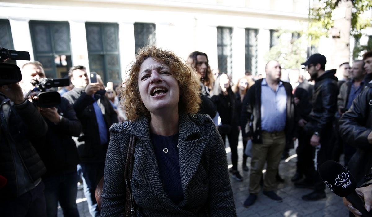 Δολοφονία Ζέμπερη: «Φέρτε εδώ τους πραγματικούς δολοφόνους» – «Έκρηξη» στο δικαστήριο από τους γονείς
