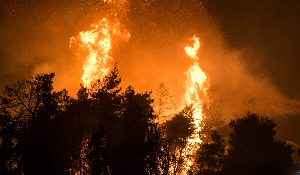 Φωτιά τώρα στα Δερβενοχώρια: Ανεξέλεγκτο το μέτωπο με πορεία προς Οινόη – Φόβοι για την Πάρνηθα