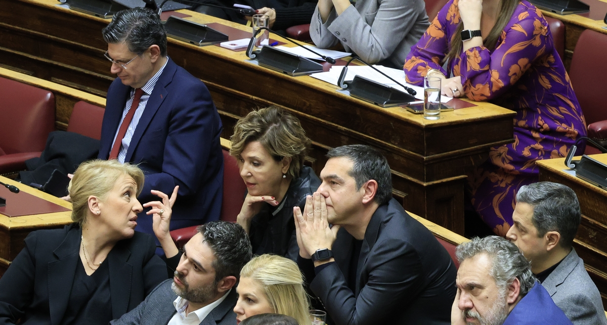 Στη Βουλή ο Τσίπρας – Πηγαδάκια στα πίσω έδρανα της Βουλής