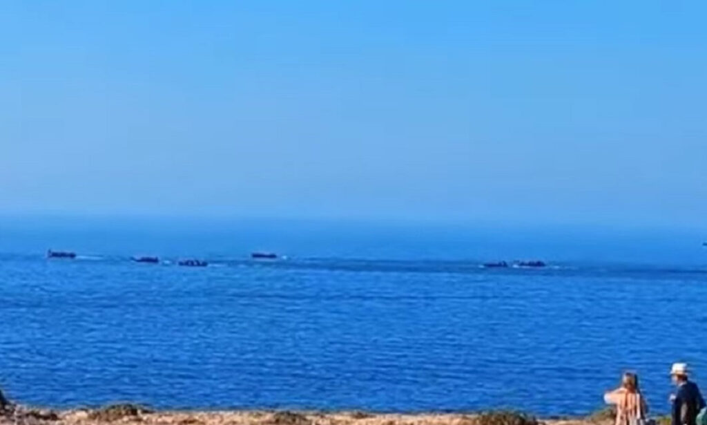 «Καραβιές» μεταναστών στη Λαμπεντούζα: Ρεκόρ αφίξεων – Χάος και επεισόδια, δείτε τα βίντεο