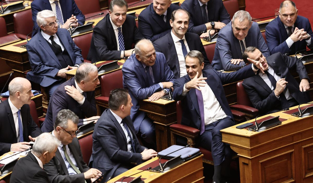 Συνωστισμός στα δεξιά της ΝΔ – Τα γκάλοπ δίνουν 15% σε Λύση, Νίκη και Σπαρτιάτες