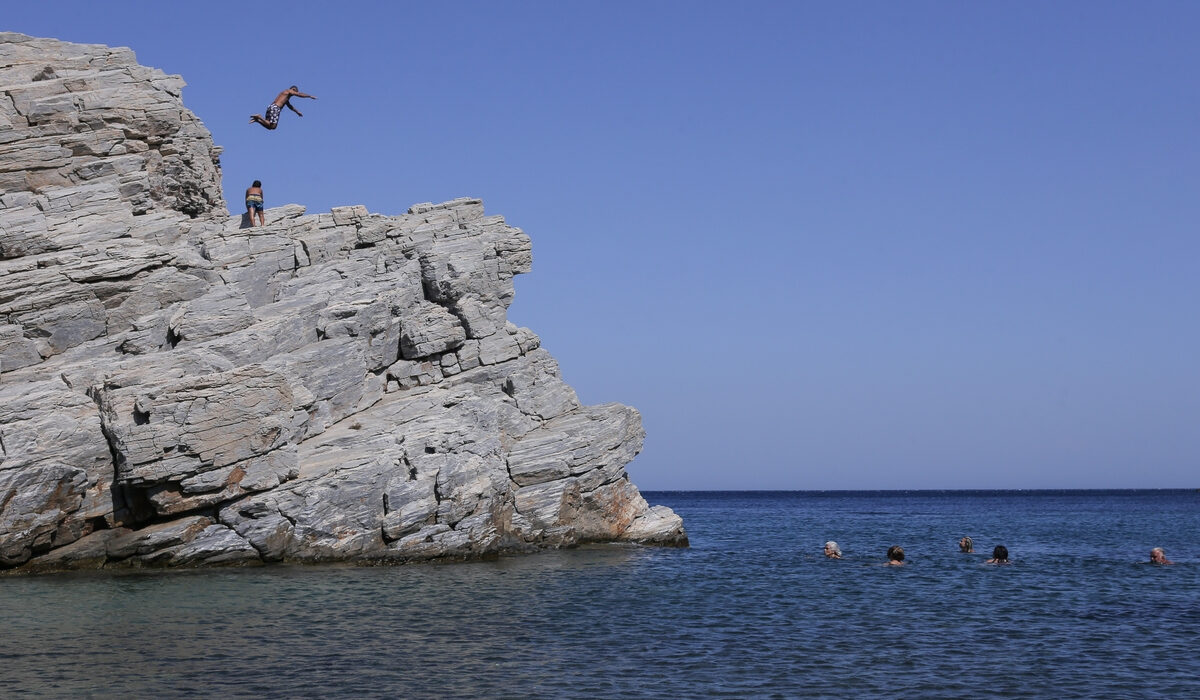 Έρχεται voucher διακοπών 300 ευρώ για τον Οκτώβριο – Οι προϋποθέσεις