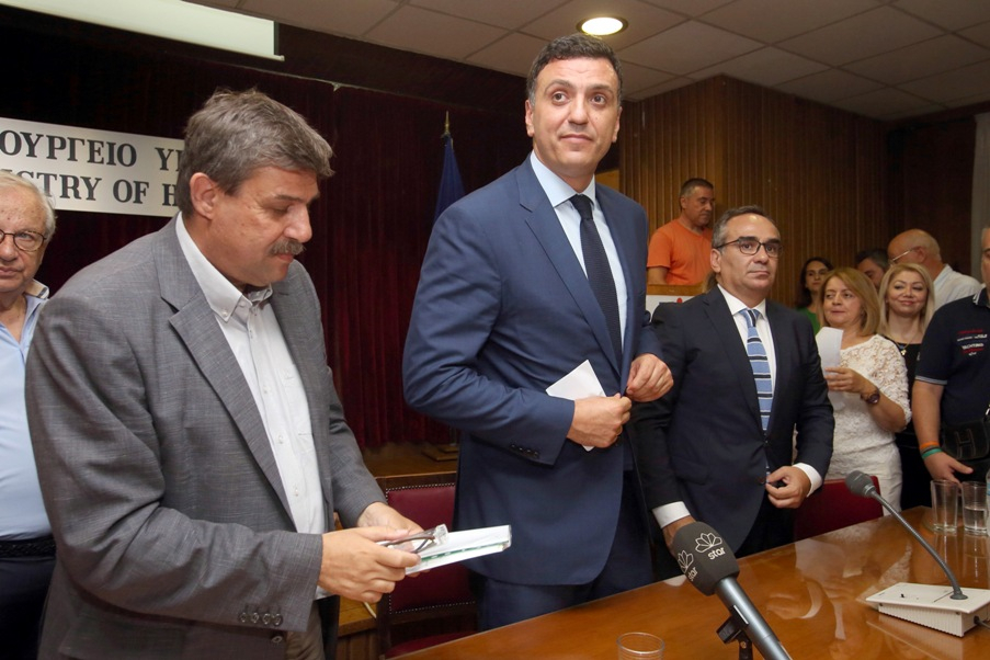 Όσα δεν έδειξαν οι κάμερες στις παραδόσεις- παραλαβές των υπουργείων
