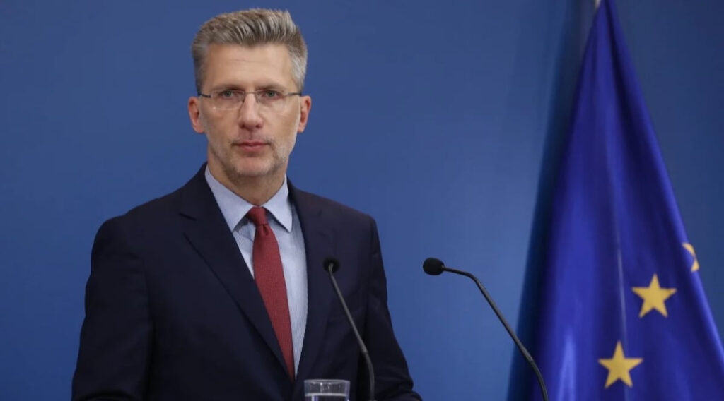 Άκης Σκέρτσος: Αυτοπροστασία