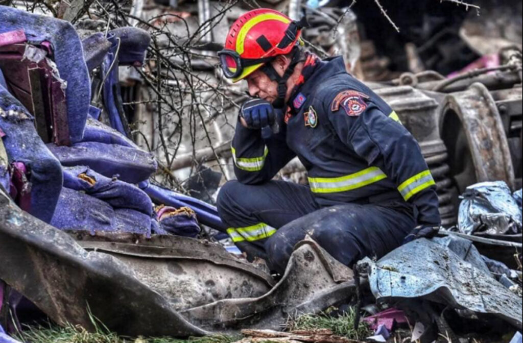 Τέμπη: Ο άνδρας της ΕΜΑΚ πίσω από τη συγκλονιστική φωτογραφία του πόνου