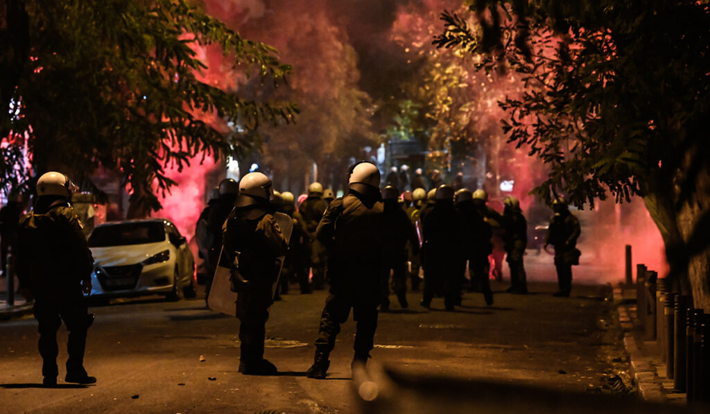 Μολότοφ κατά αστυνομικών στα Εξάρχεια – 33 προσαγωγές