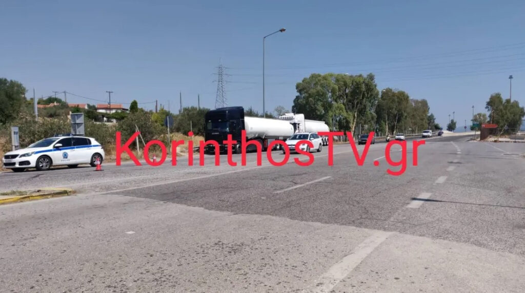 Μηχανή συγκρούστηκε με τροχόσπιτο στον Ισθμό
