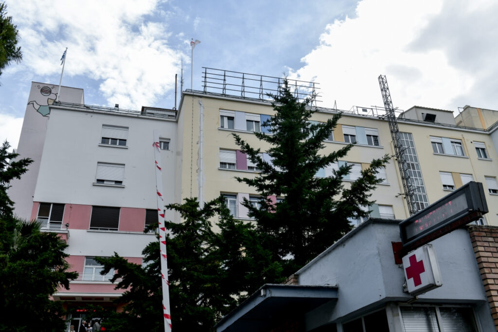 «Έγινε ηλεκτρική εκκένωση όταν αγκαλιάστηκαν» – Ειδικός εξηγεί πώς τυλίχτηκε στις φλόγες το 2χρονο κοριτσάκι