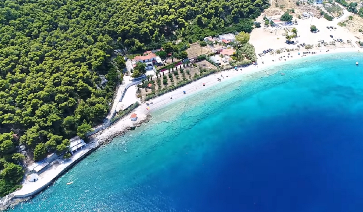 Η επικίνδυνη παραλία που κρύβεται μέσα στο δάσος 1,5 ώρα από την Αθήνα