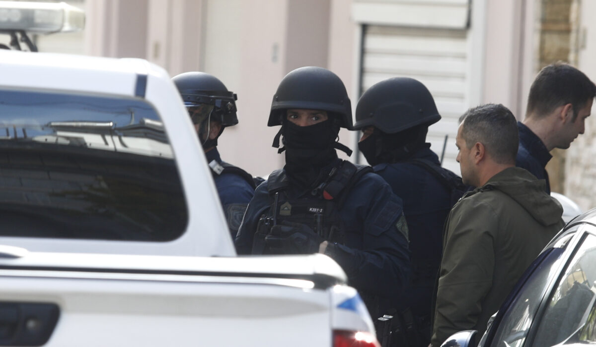 Περιστέρι: Τέλος στο «θρίλερ» με τον άντρα που είχε ταμπουρωθεί σε σπίτι και απειλούσε να αυτοκτονήσει