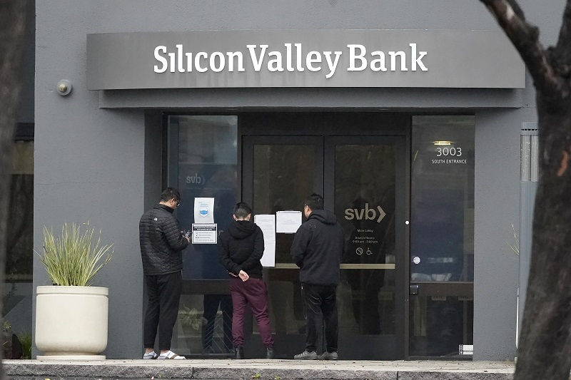 Silicon Valley Bank: Τρέχουν να σώσουν τις startups από «εξαφάνιση» – Φόβοι μην σκάσει η «φούσκα» και στη Βρετανία