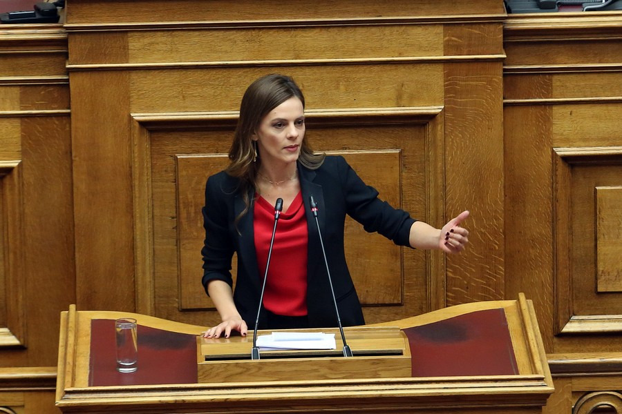 Αχτσιόγλου: Εξαπάτηση της μεσαίας τάξης οι εξαγγελίες Βρούτση